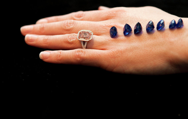 Кольцо с бриллиантом и сапфиры на аукционе Sotheby's от 4.29 до 8.73 карат были выставлены в Лондоне 15 марта, 2010 года. Цена за кольцо варьировалась между 2 и 5 миллионами долларов. Цена на сапфиры - от 1 миллиона долларов до 1,5 млн.