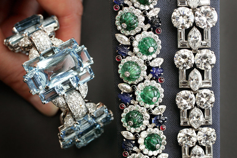 Браслеты Cartier с драгоценными камнями на аукционе Christie's выставлялись за 48 тысяч долларов.