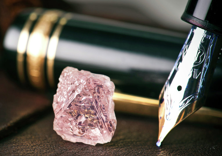 В 2012 году в Западной Австралии был обнаружен уникальный розовый алмаз в 12,76 карата. Истинную стоимость смогут определить только после того, как алмаз пройдет 10-дневную обработку. 