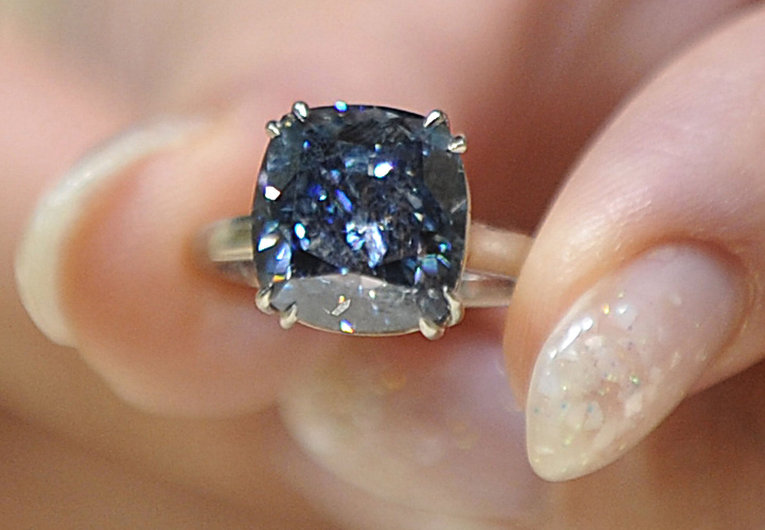 Платиновое кольцо с голубым бриллиантом весом 7,03 карата, добытым в ЮАР, было продано в мае 2009 года на аукционе Sotheby's в Женеве за 9,69 млн долларов.