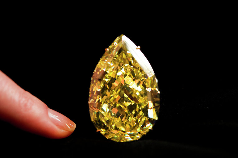 Бриллиант 'Капля Солнца' весом 110,03 карата. Был найден в ЮАР. Самый крупный из известных желтых бриллиантов, в 2011 году был продан на женевских торгах ювелирными украшениями Sotheby's за 12,3 млн долларов.