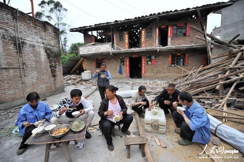 Они уверены в том, что правительство поможет в реконструкции после землетрясения, и сами они собственными усилиями постараются ликвидировать последствия стихии.(снято 21 апреля)