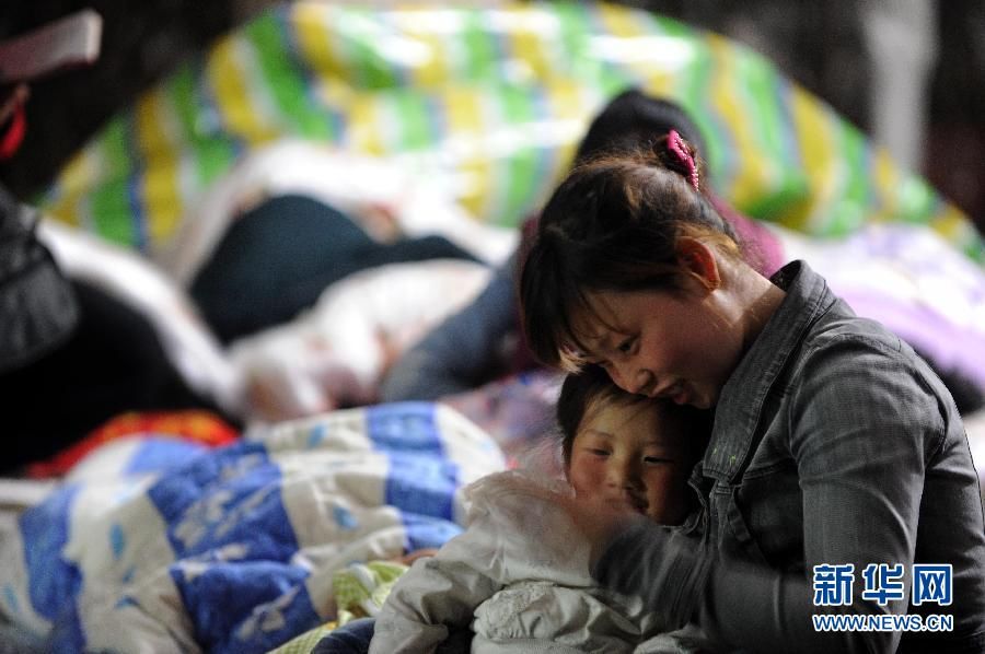 Вторая ночь после землетрясения в г. Яань провинции Сычуань 