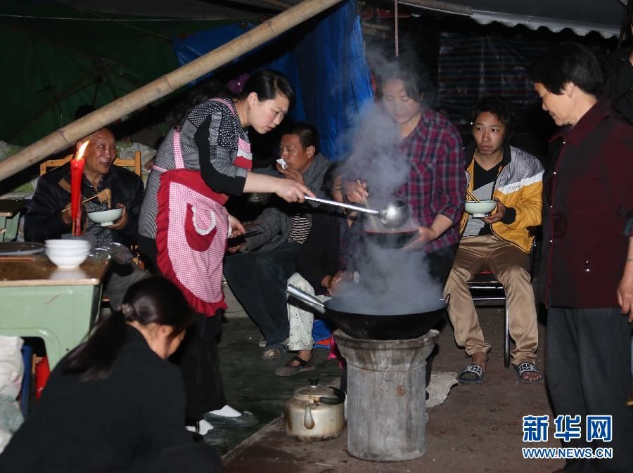 Вторая ночь после землетрясения в г. Яань провинции Сычуань 