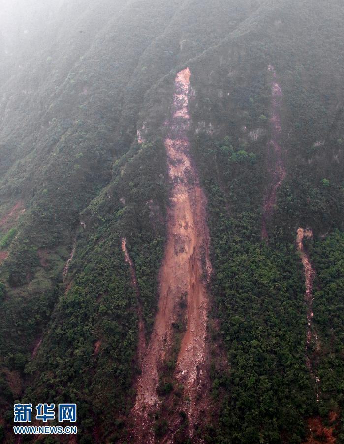 Фотографии пострадавших от землетрясения районов провинции Сычуань, сделанные с воздуха 21 апреля
