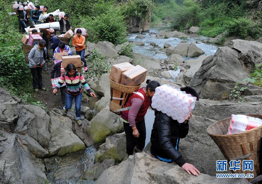 Более 300 жителей, полностью полагаясь на силу человека, «муравьями» перевезли гуманитарные грузы весом 40 тонн в «изолированный остров», помогая деревне решить проблему нехватки гуманитарных товаров и не допуская случаев узурпации и беспорядочных грабежей.