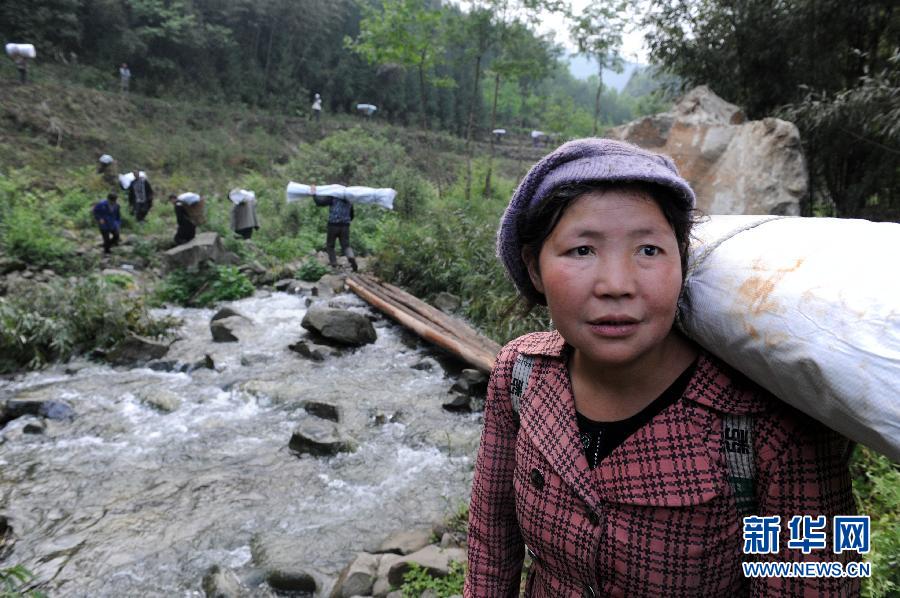 Более 300 жителей, полностью полагаясь на силу человека, «муравьями» перевезли гуманитарные грузы весом 40 тонн в «изолированный остров», помогая деревне решить проблему нехватки гуманитарных товаров и не допуская случаев узурпации и беспорядочных грабежей.
