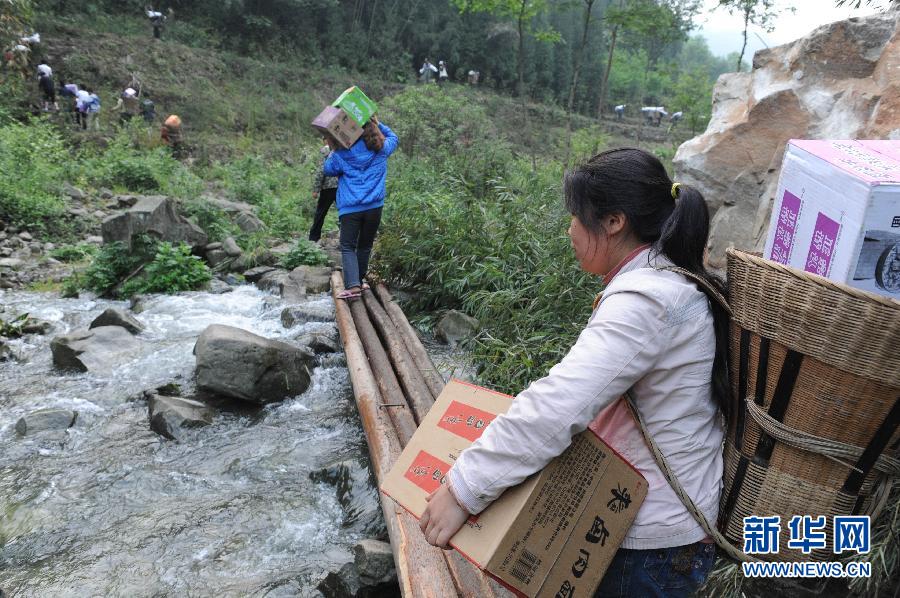 Как 65-летние старики, так и 7-летние дети были организованы в команду более чем из 300 человек, которая отвечает за перевозку гуманитарных грузов силами людей.