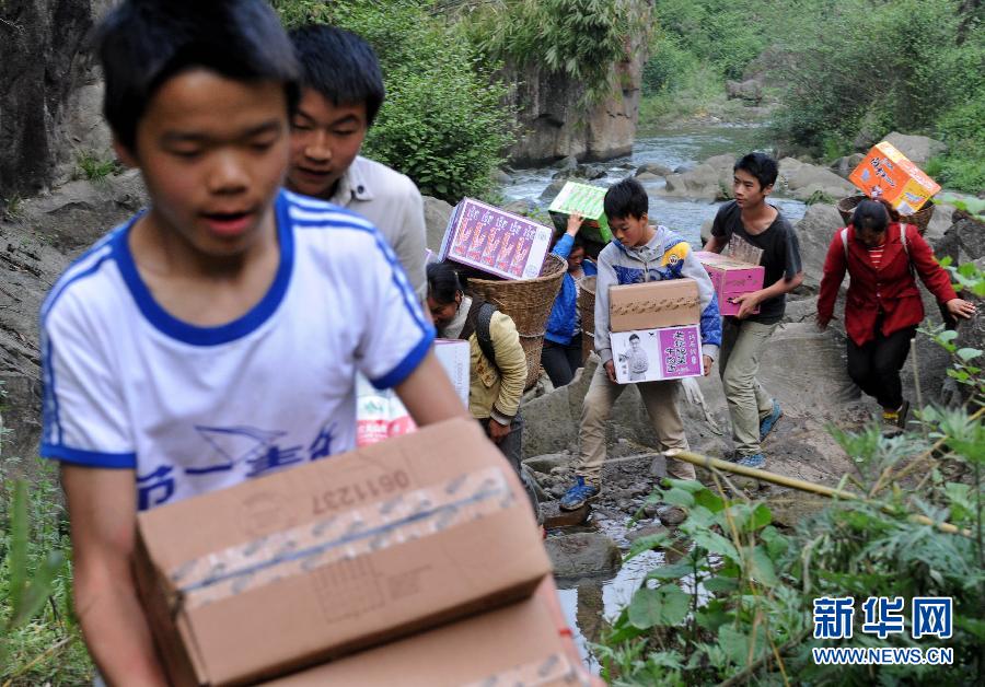 Как 65-летние старики, так и 7-летние дети были организованы в команду более чем из 300 человек, которая отвечает за перевозку гуманитарных грузов силами людей.