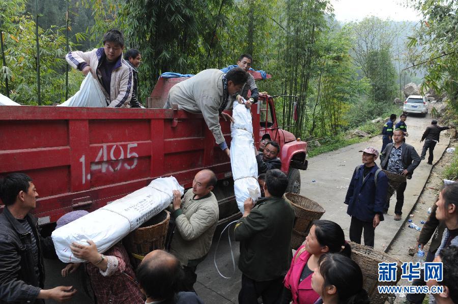 Более 300 жителей, полностью полагаясь на силу человека, «муравьями» перевезли гуманитарные грузы весом 40 тонн в «изолированный остров», помогая деревне решить проблему нехватки гуманитарных товаров и не допуская случаев узурпации и беспорядочных грабежей.
