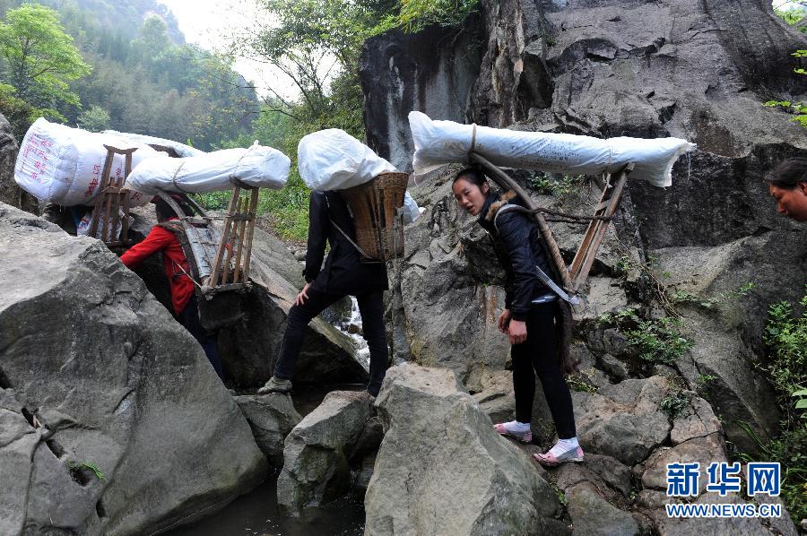 Более 300 жителей, полностью полагаясь на силу человека, «муравьями» перевезли гуманитарные грузы весом 40 тонн в «изолированный остров», помогая деревне решить проблему нехватки гуманитарных товаров и не допуская случаев узурпации и беспорядочных грабежей.