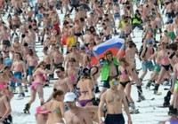 Тысячи людей в Сибири голыми прокатились на лыжах
