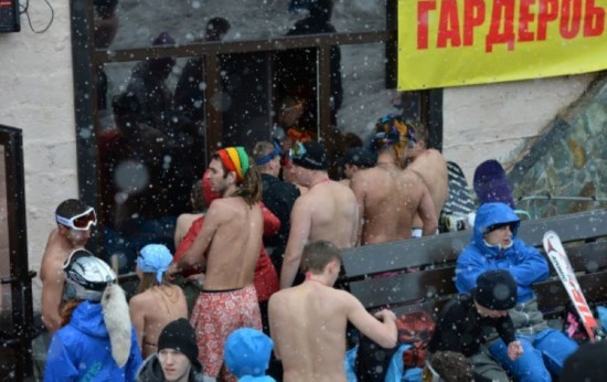 Тысячи людей в Сибири голыми прокатились на лыжах 