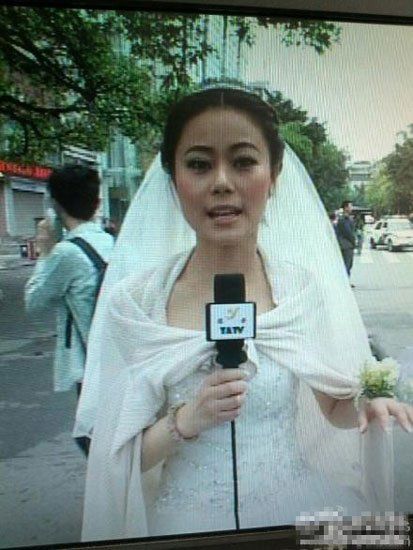Самая красивая невеста: телеведущая г. Яань вела репортаж о землетрясении в свадебном платье 