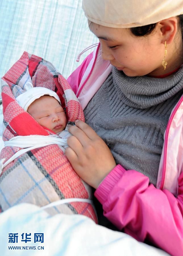 Землетрясение в уезде Лушань: новорожденные в палатках 