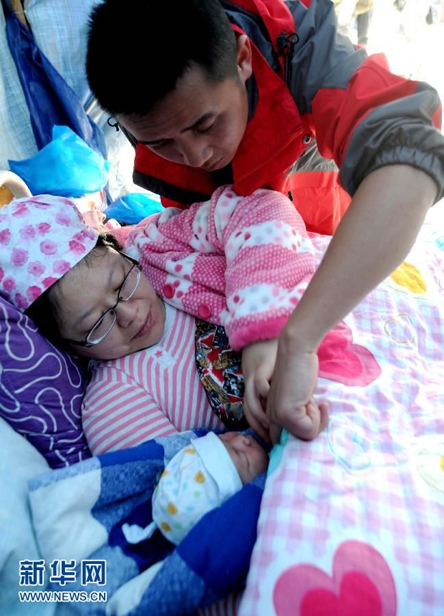 Землетрясение в уезде Лушань: новорожденные в палатках 