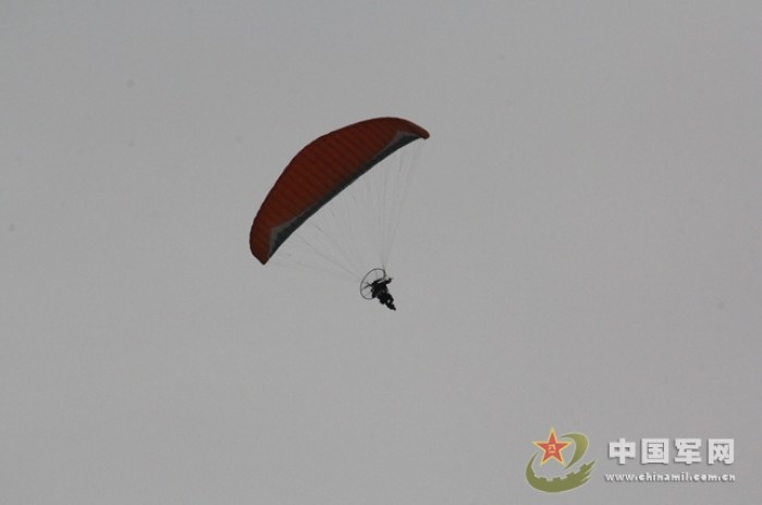 Парамоторы спецназа НОАК нашли активного применения в зоне бедствия в уезде Лушань