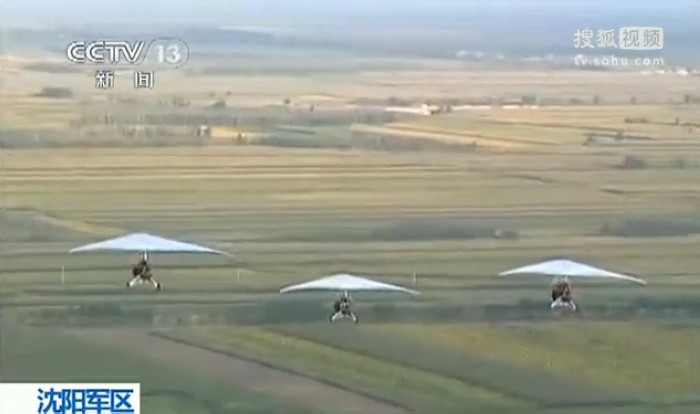 Парамоторы спецназа НОАК нашли активного применения в зоне бедствия в уезде Лушань