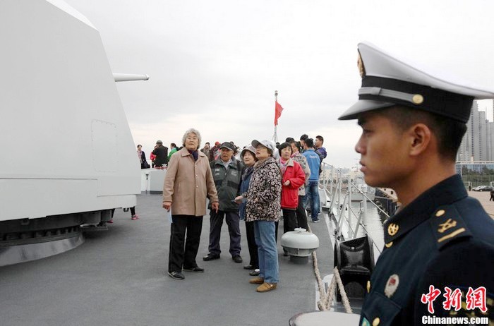 Корабль 'Циндао' открыт для посещения в честь 64-летия создания ВВС НОАК