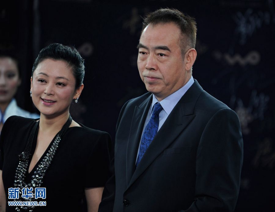 Звезды Пекинского международного кинофестиваля повязали зеленые ленточки в знак памяти о землетрясении в городе Яань