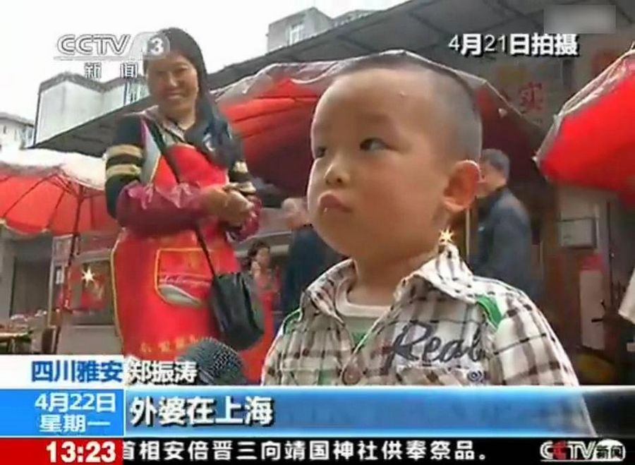 Маленький мальчик из города Яань привлек к себе всеобщее внимание в телеинтервью