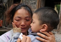 Седьмой день после землетрясения в провинции Сычуань: выживший сын – единственная надежда матери