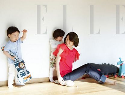 Южнокорейская звезда Ли Ен Э со своими детьми-близнецами