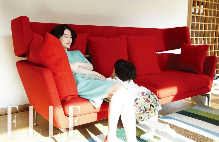 Южнокорейская звезда Ли Ен Э со своими детьми-близнецами