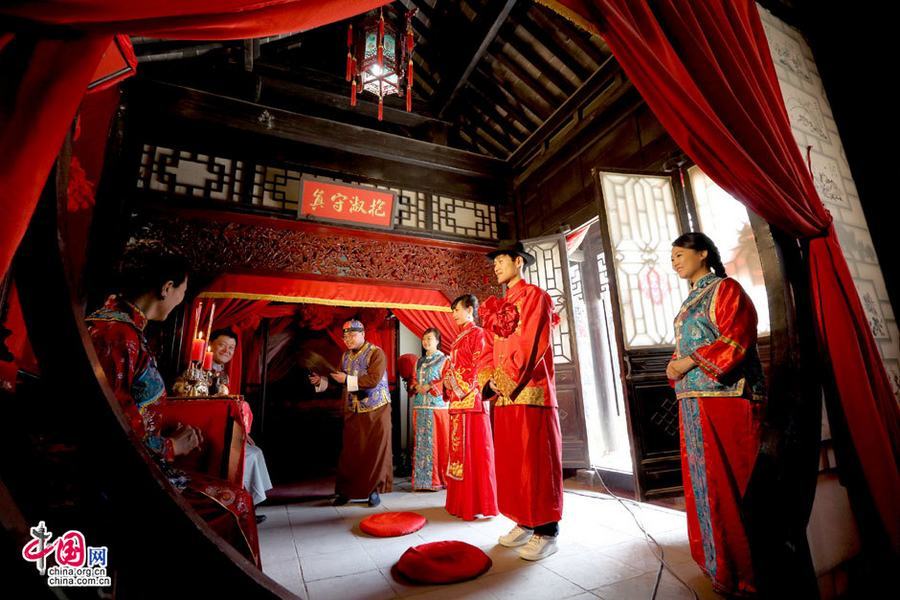Традиционная свадьба в древнем торговом городке Чжоуцунь