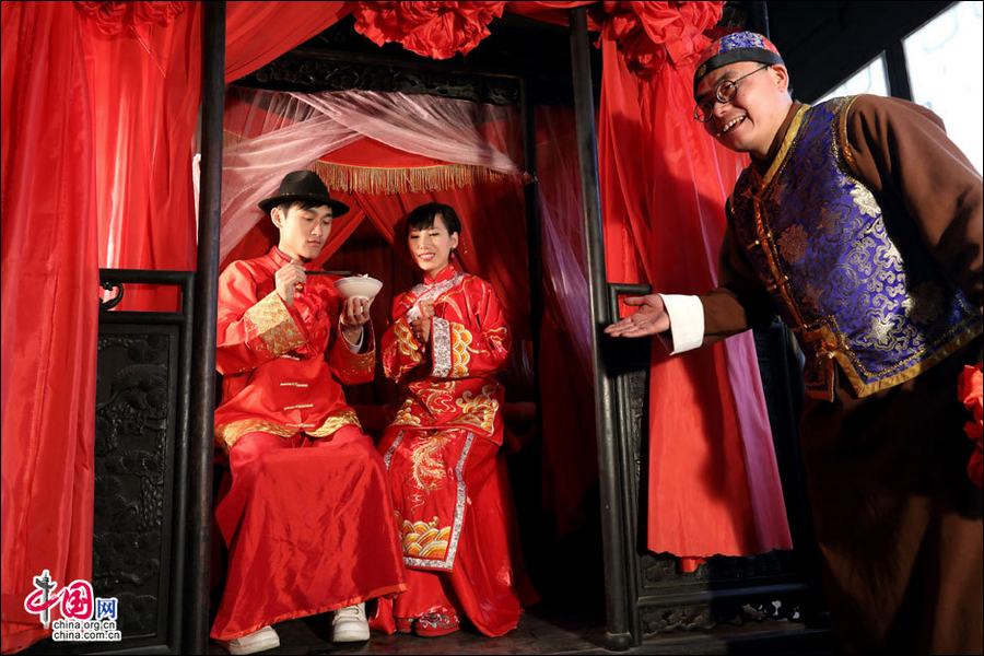 Традиционная свадьба в древнем торговом городке Чжоуцунь