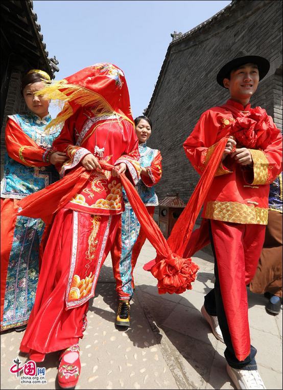 Традиционная свадьба в древнем торговом городке Чжоуцунь