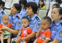 Китай передал Вьетнаму 10 младенцев, спасенных от торговцев детьми