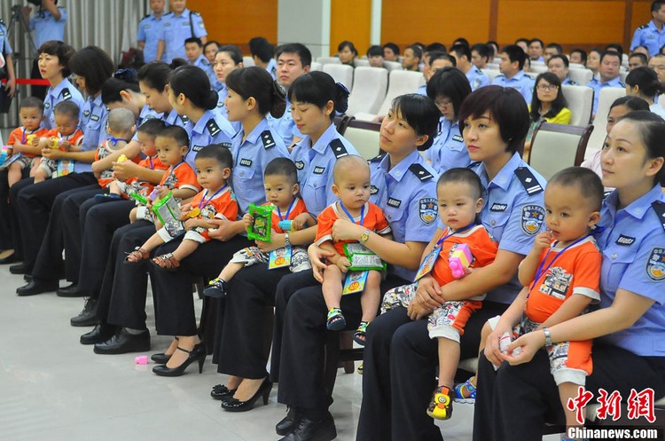 Китай передал Вьетнаму 10 младенцев, спасенных от торговцев детьми