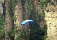 Туристы из России наказаны за недозволенные прыжки с парашютом в Чжанцзяцзе