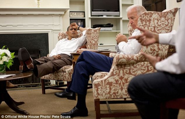 Ноги на столе – любимая рабочая поза Б.Обамы 