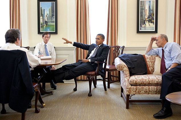 Ноги на столе – любимая рабочая поза Б.Обамы 