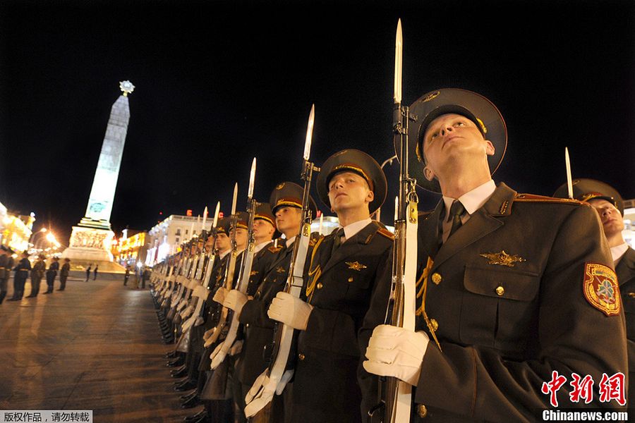 В Минске прошла ночная репетиция парада Победы