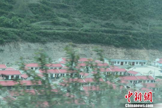 Новая тибетская деревня в уезде Таньчан провинции Ганьсу