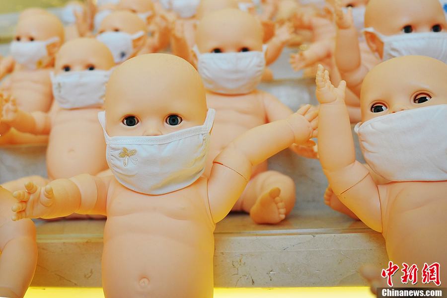Детские куклы в лицевых масках: загрязнение воздуха стало «хроническим заболеванием» Китая
