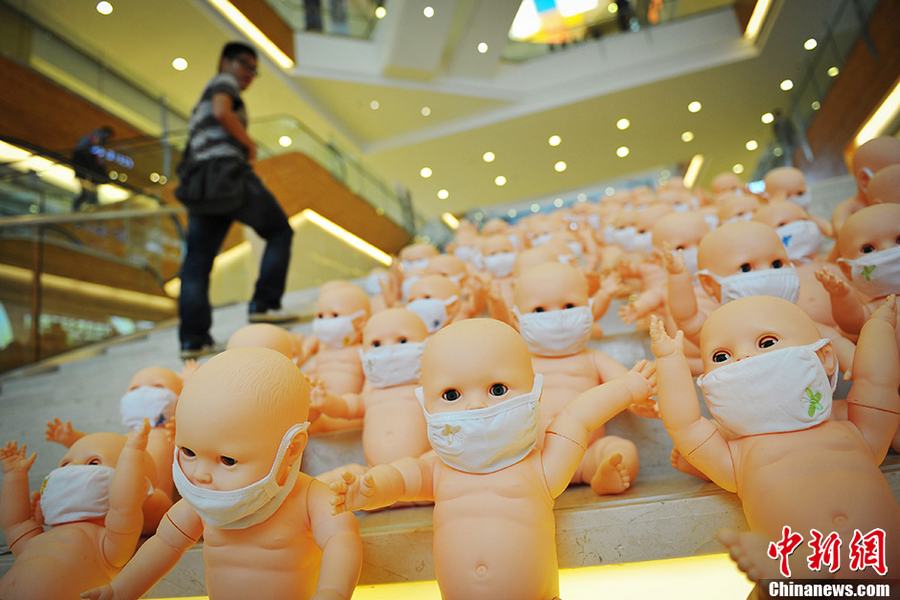 Детские куклы в лицевых масках: загрязнение воздуха стало «хроническим заболеванием» Китая