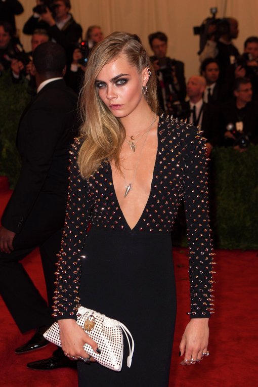 Одна из самых популярных и успешных на сегодняшний день моделей Кара Делевинь в этот вечер примерила на себя бунтарский образ от Burberry. Одна из самых популярных и успешных на сегодняшний день моделей Кара Делевинь в этот вечер примерила на себя бунтарский образ от Burberry.