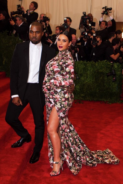 На Бал также были приглашены американский рэпер Канье Вест и его возлюбленная Ким Кардашьян, которая находится сейчас в 'интересном положении'. 