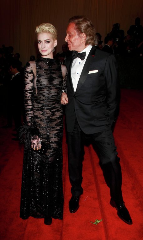 Актриса Энн Хэтэуэй прибыла на бал в полупрозрачном черном платье Valentino с перьями, короткой стрижкой и новым цветом волос - теперь Энн блондинка.