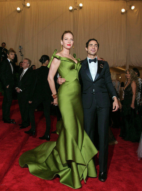 Изящество Умы Турман подчеркивало шелковое платье оливкового цвета от дизайнера Zac Posen.