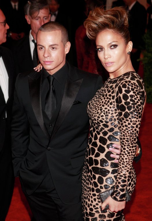 Певица Дженнифер Лопес прибыла на бал в сопровождении актера Каспера Смарта и в длинном обтягивающем платье Michael Kors леопардовой расцветки.