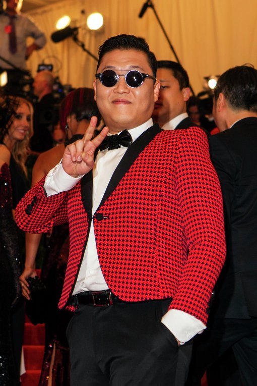 На Балу Института Костюма в Нью-Йоре не обошлось и без южнокорейского певца PSY.