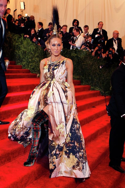 Звезда 'Секса в большом городе' Сара Джессика Паркер сильно поразила публику: главной деталью ее наряда в этот вечер стал экстравагантный головной аксессуар от Philip Treacy, напоминающий ирокез - самую популярную прическу панков. 