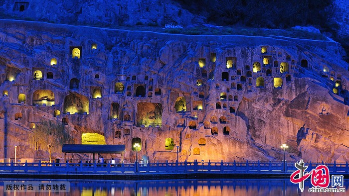 Красивые ночные пейзажи каменных пещер Лунмэнь 