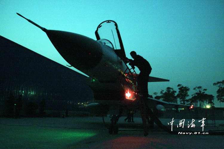 Ночные тренировки истребителей ВМС НОАК – «Цзянь-10» и «Су-30»