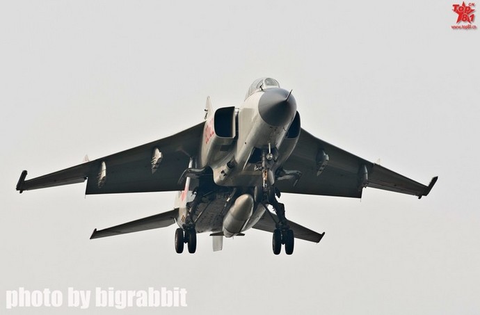 Фото: Взлет истребителя «Фэйбао» (Летающий леопард)
